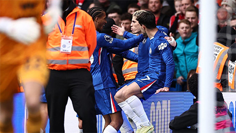 Chelsea 'chết' vì sự tự mãn